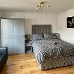 East London 1-Bed Apt Sleeps 2 With Parking