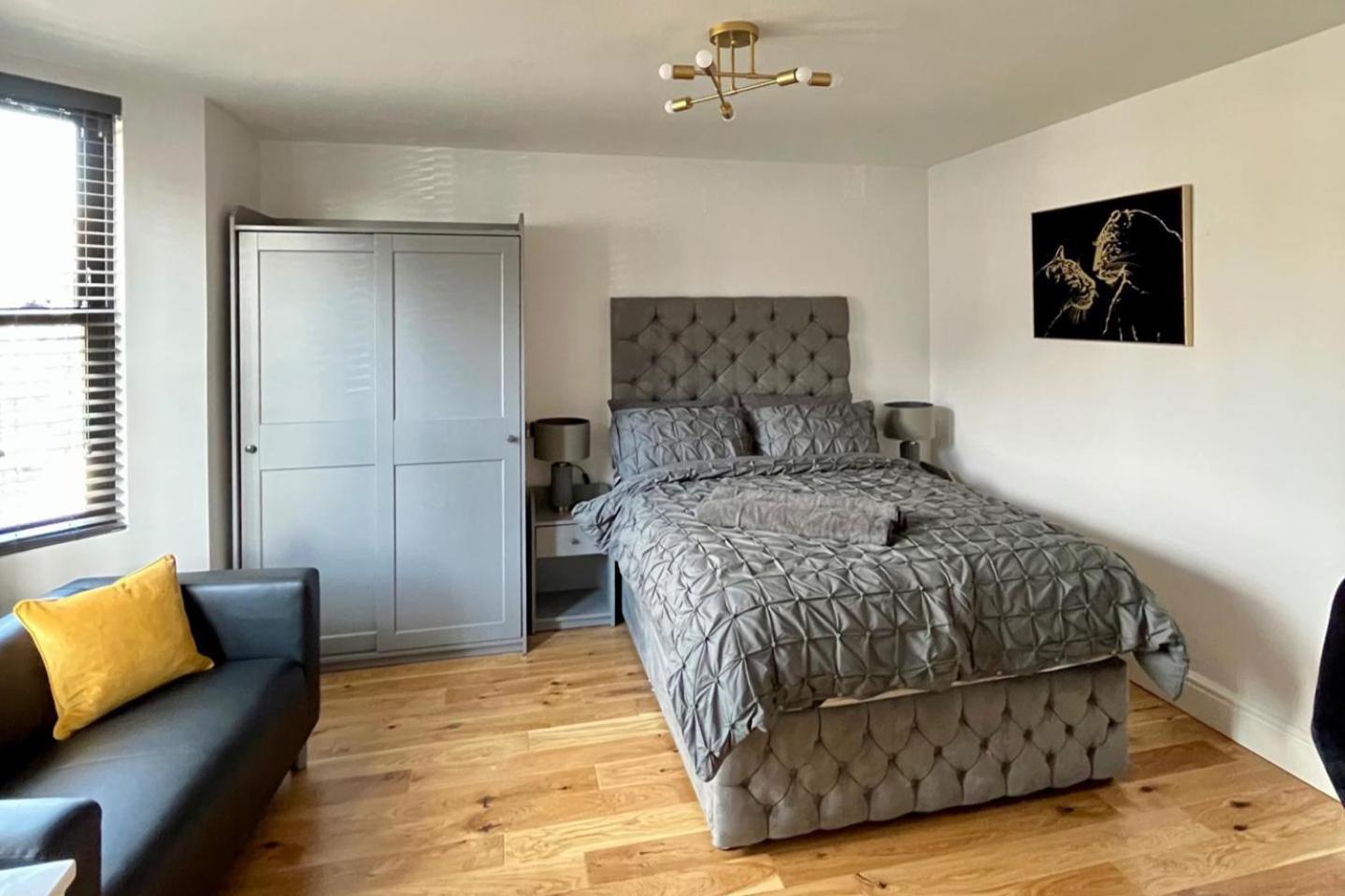 Apartment East London 1-Bed Apt Sleeps 2 With Parking *