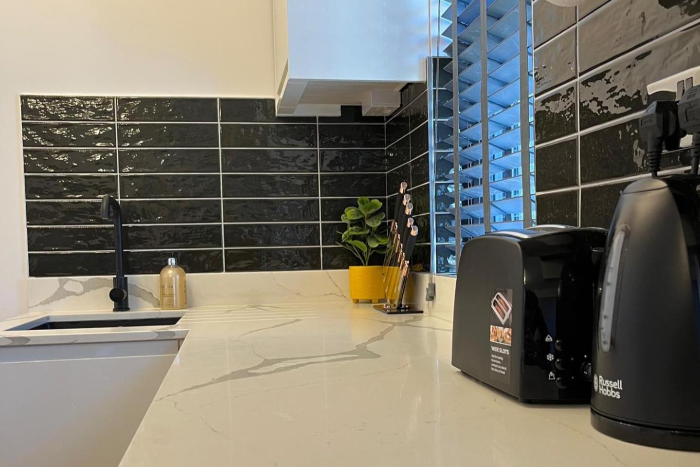 East London 1-Bed Apt Sleeps 2 With Parking London