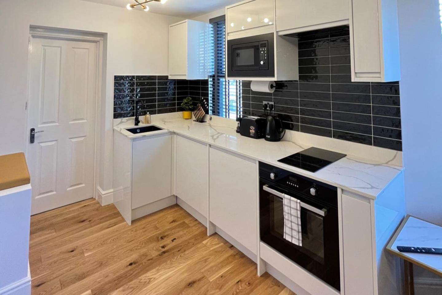 East London 1-Bed Apt Sleeps 2 With Parking Apartment London