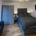 East London 1-Bed Apt Sleeps 2 With Parking