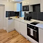 East London 1-Bed Apt Sleeps 2 With Parking