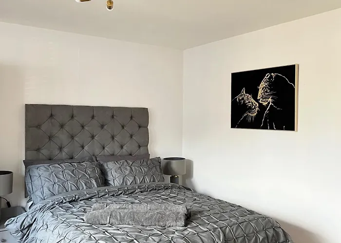 East London 1-Bed Apt Sleeps 2 With Parking