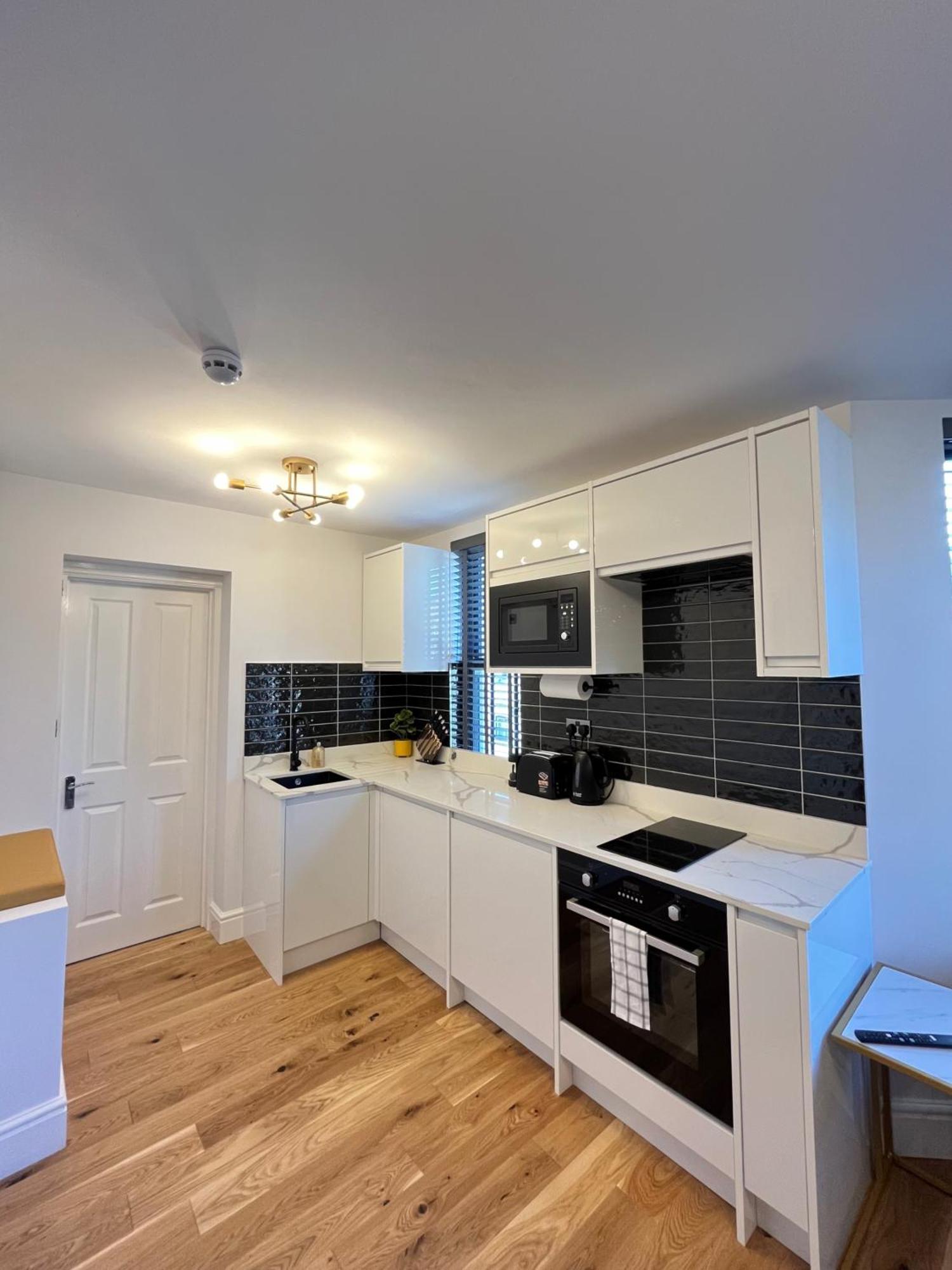 East London 1-Bed Apt Sleeps 2 With Parking Apartment London
