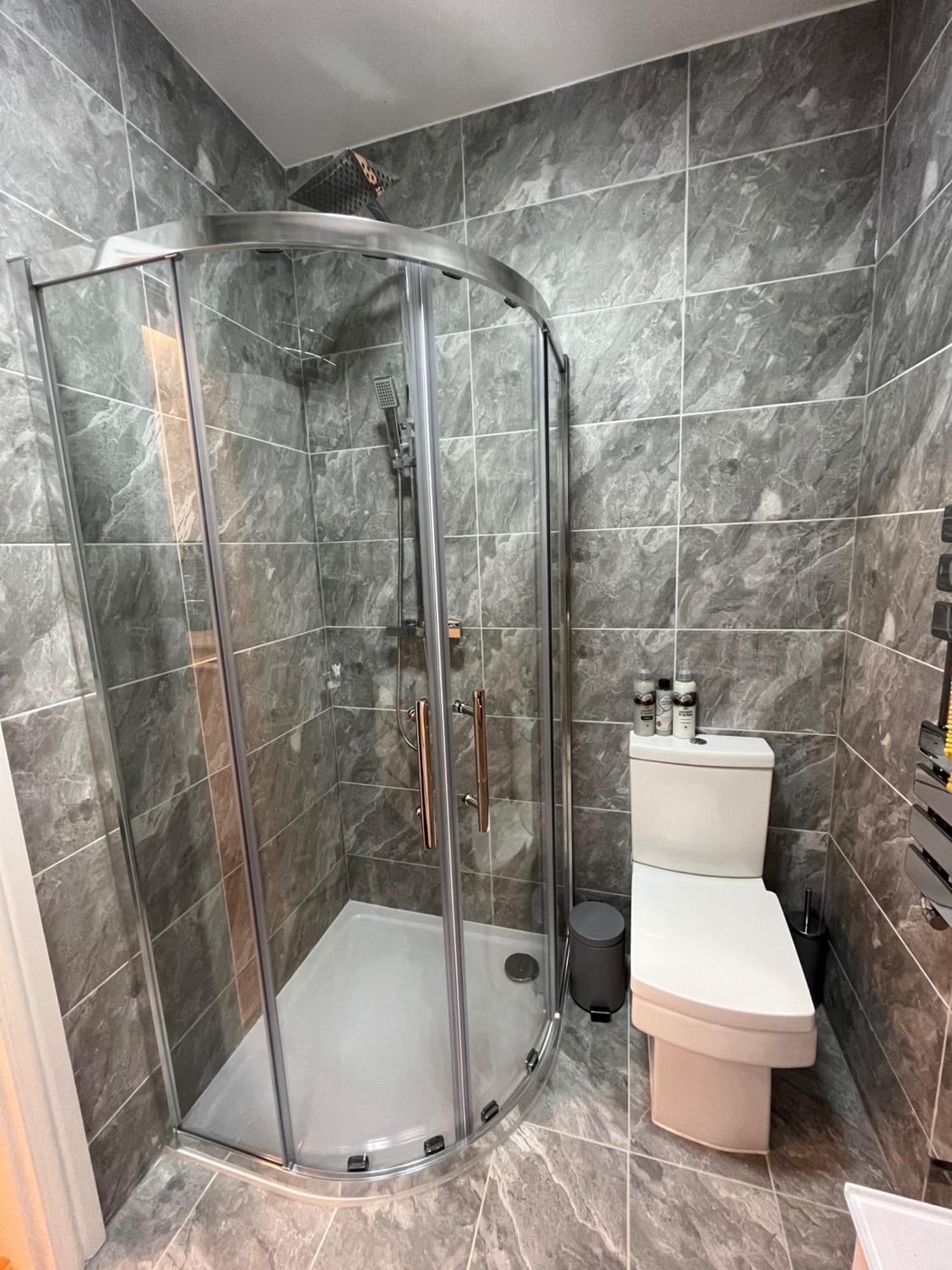 East London 1-Bed Apt Sleeps 2 With Parking