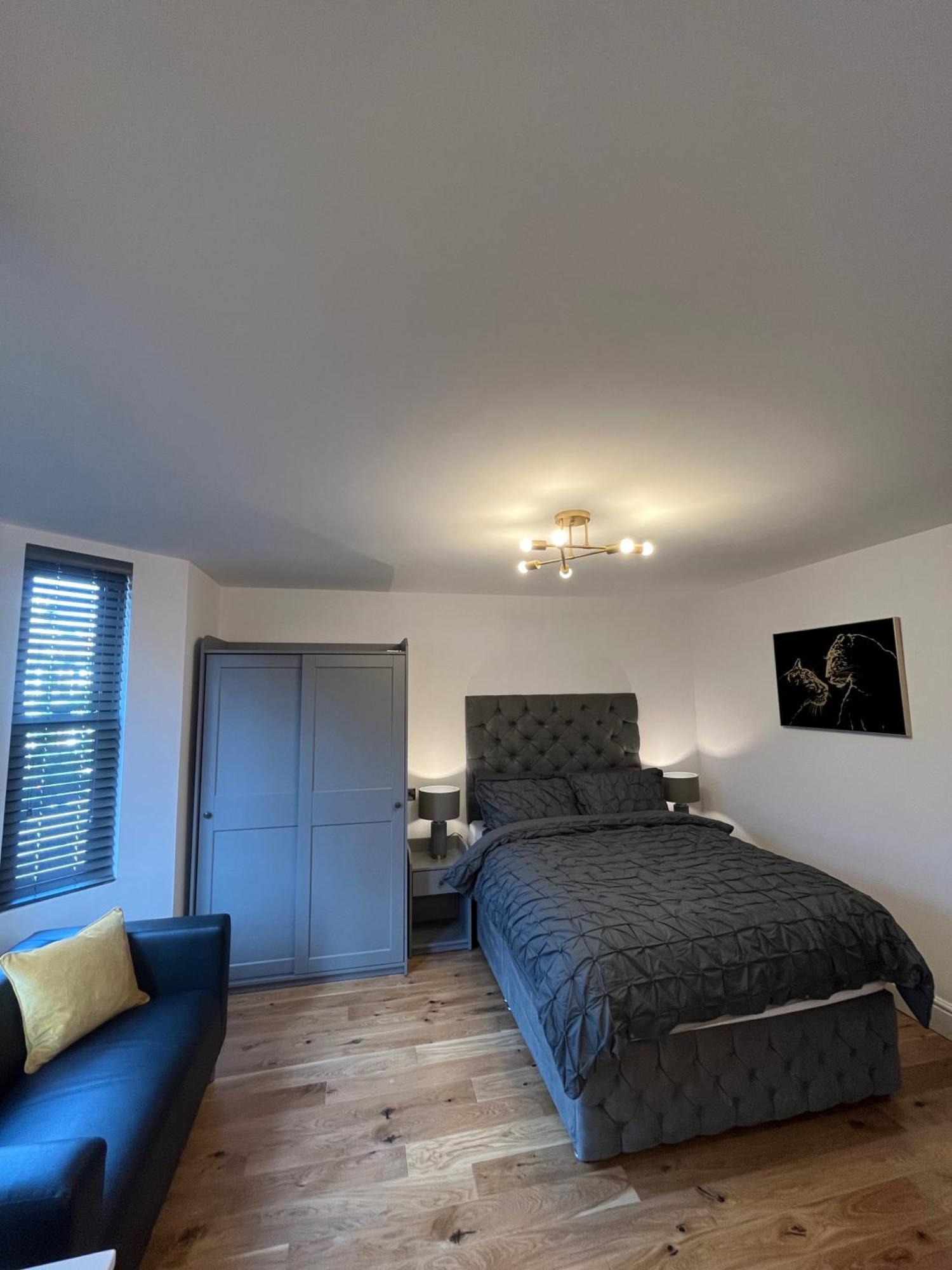 East London 1-Bed Apt Sleeps 2 With Parking Apartment London