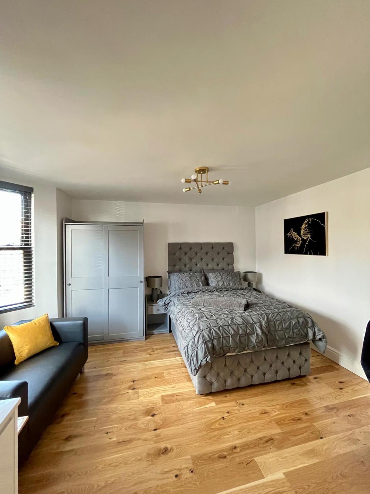 Apartment East London 1-Bed Apt Sleeps 2 With Parking