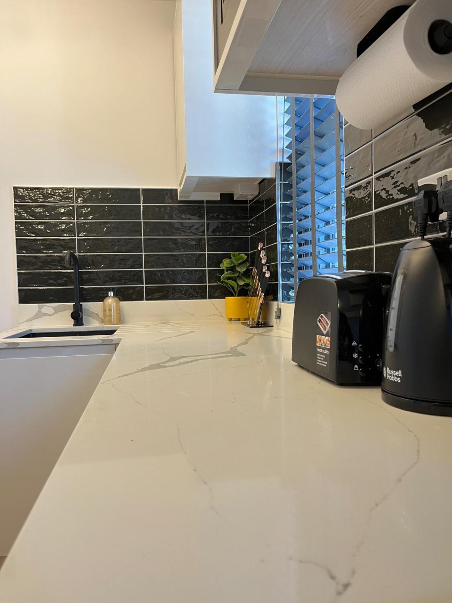 East London 1-Bed Apt Sleeps 2 With Parking Apartment *