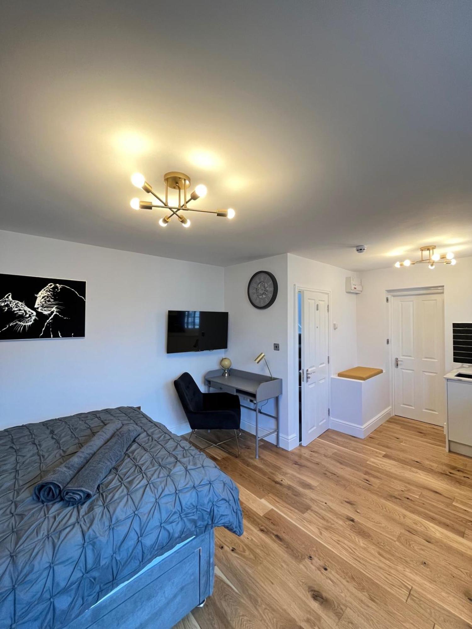 Apartment East London 1-Bed Apt Sleeps 2 With Parking *