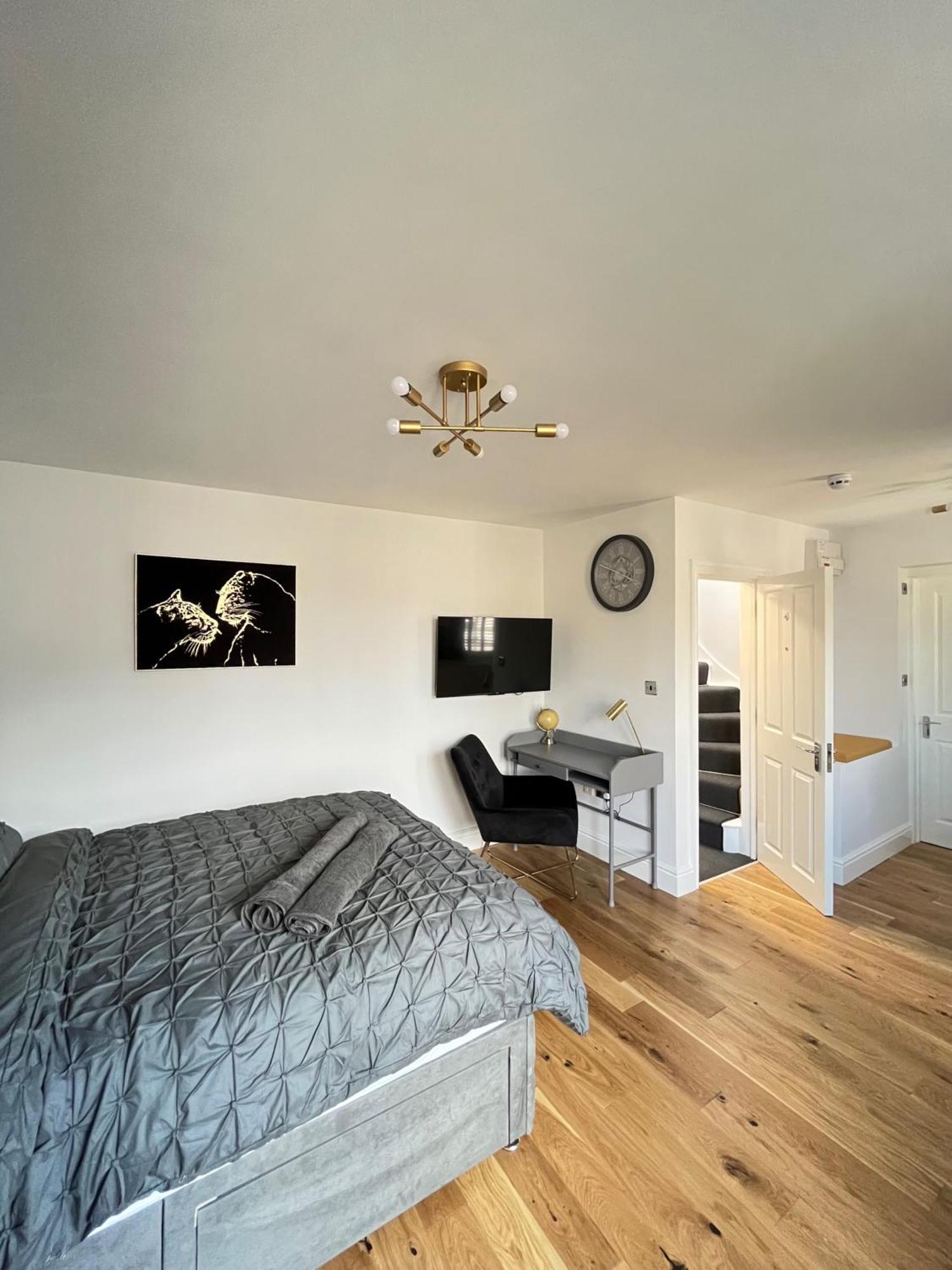 East London 1-Bed Apt Sleeps 2 With Parking