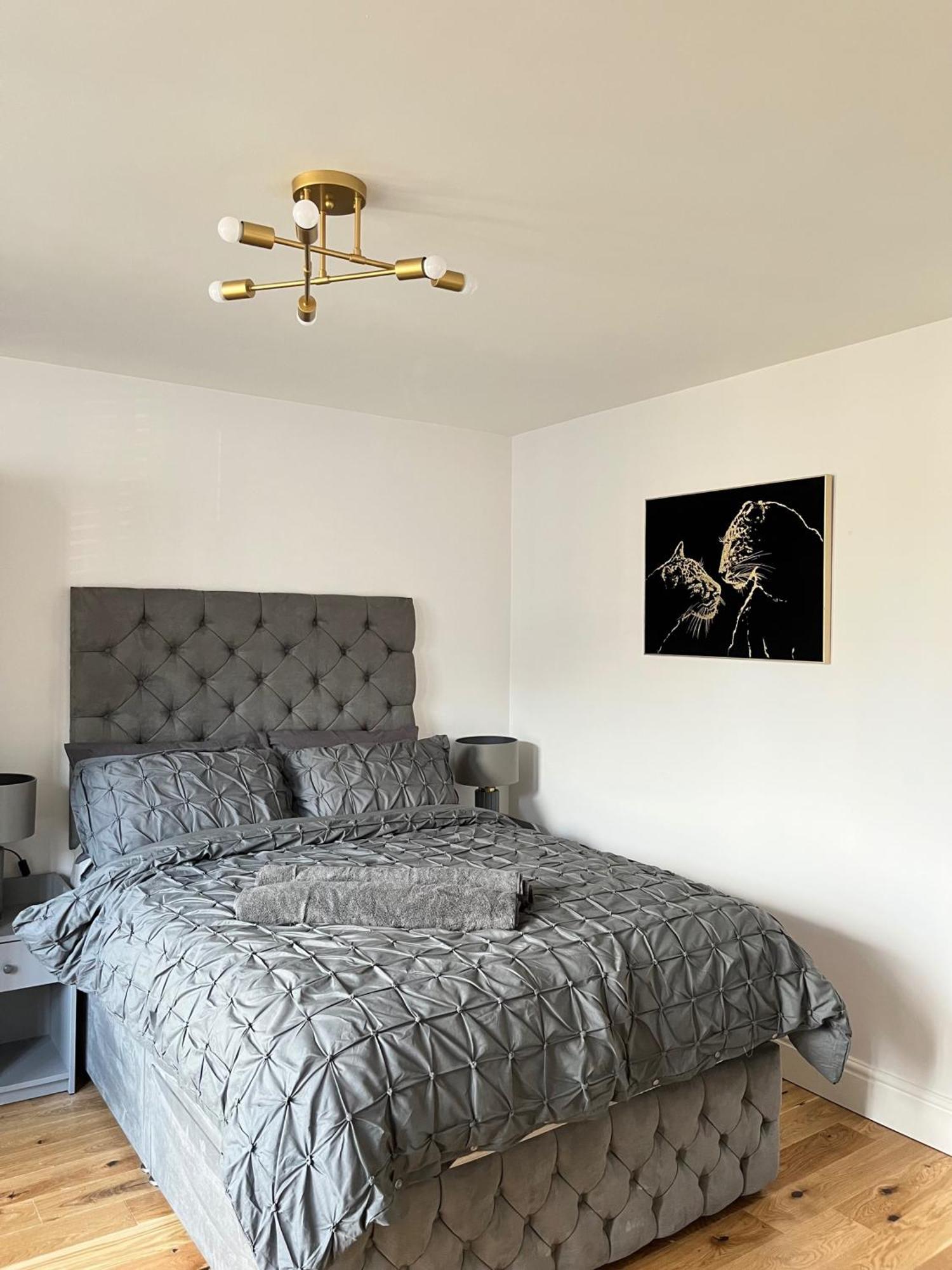 East London 1-Bed Apt Sleeps 2 With Parking *